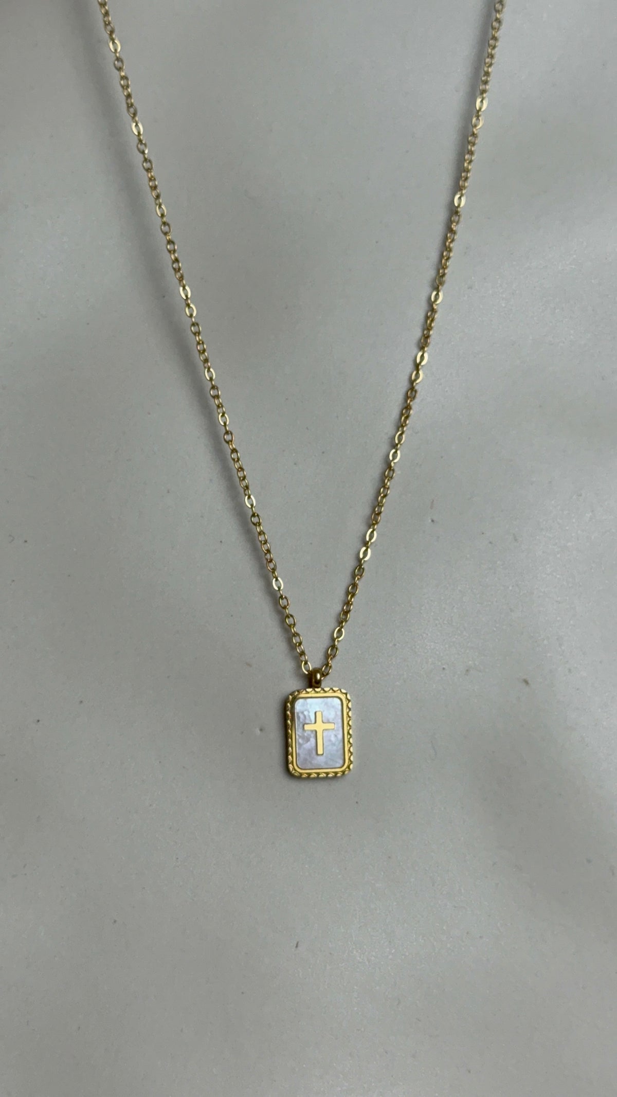 Collar cruz con nácar