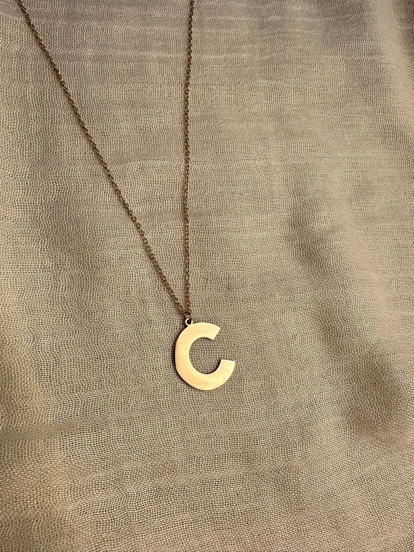Collar letra C