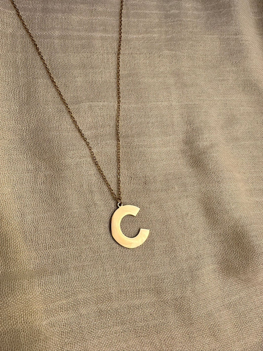 Collar letra C