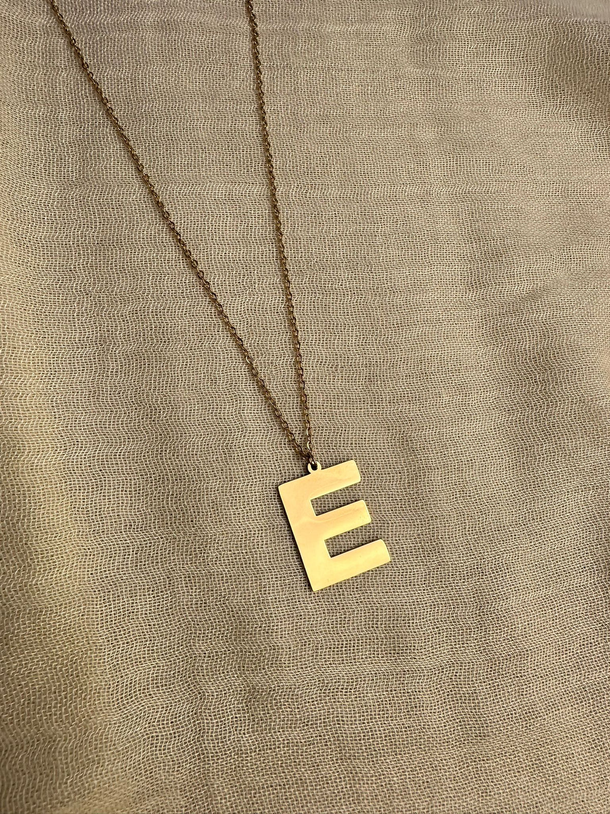 Collar letra E